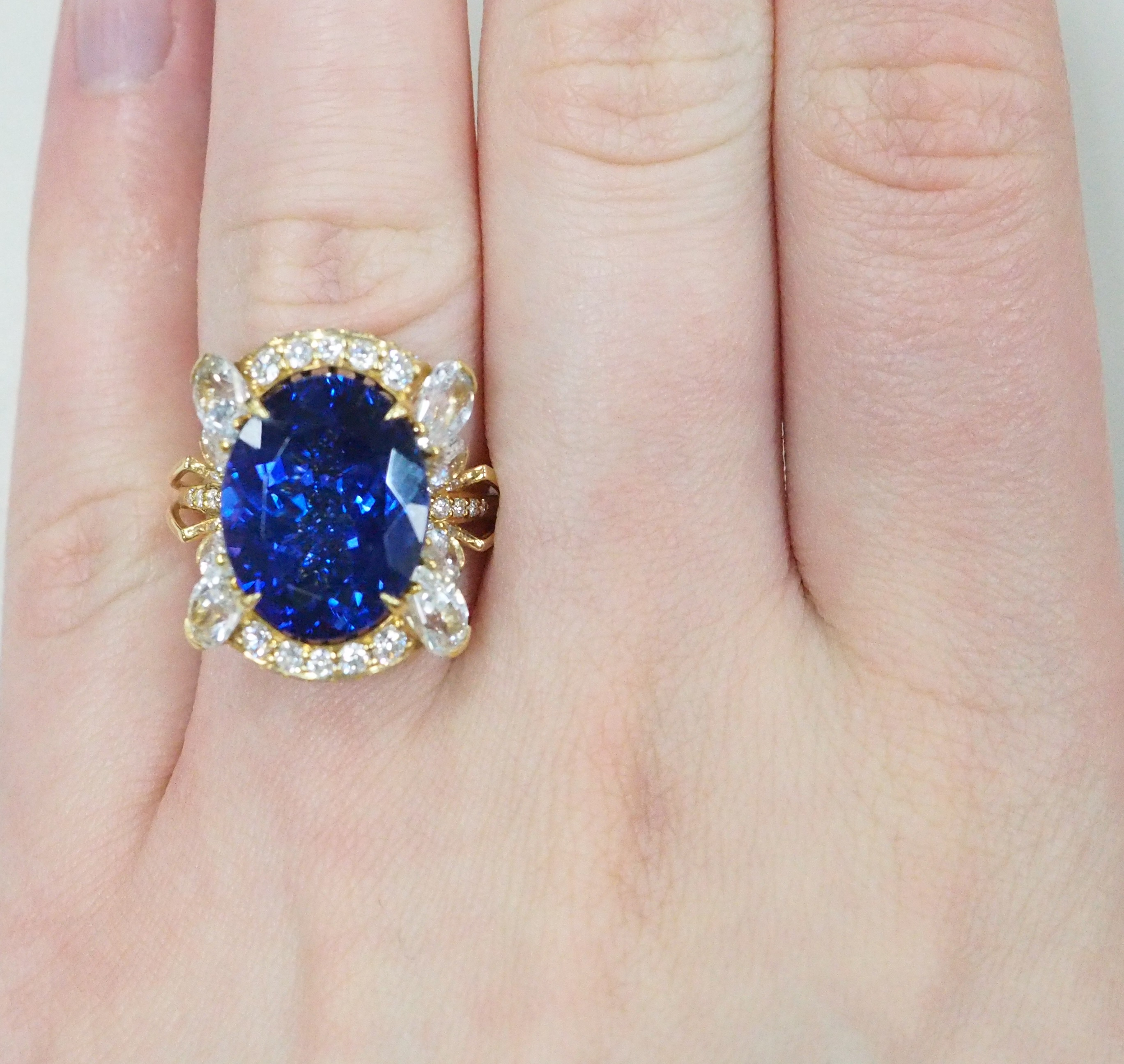 Кольцо из желтого золота с танзанитом